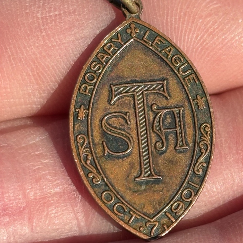 Antique 1901 Our Lady of Atonement Rosary League Medal - Picture 5 of 7